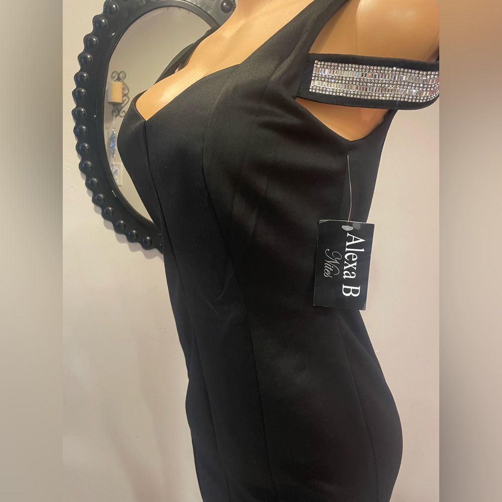 NWT BLACK DRESS WITH OPEN SHOULDERS AND SILVER BRIGHT STRAPS SIZE 8 (21) - Picture 3 of 7